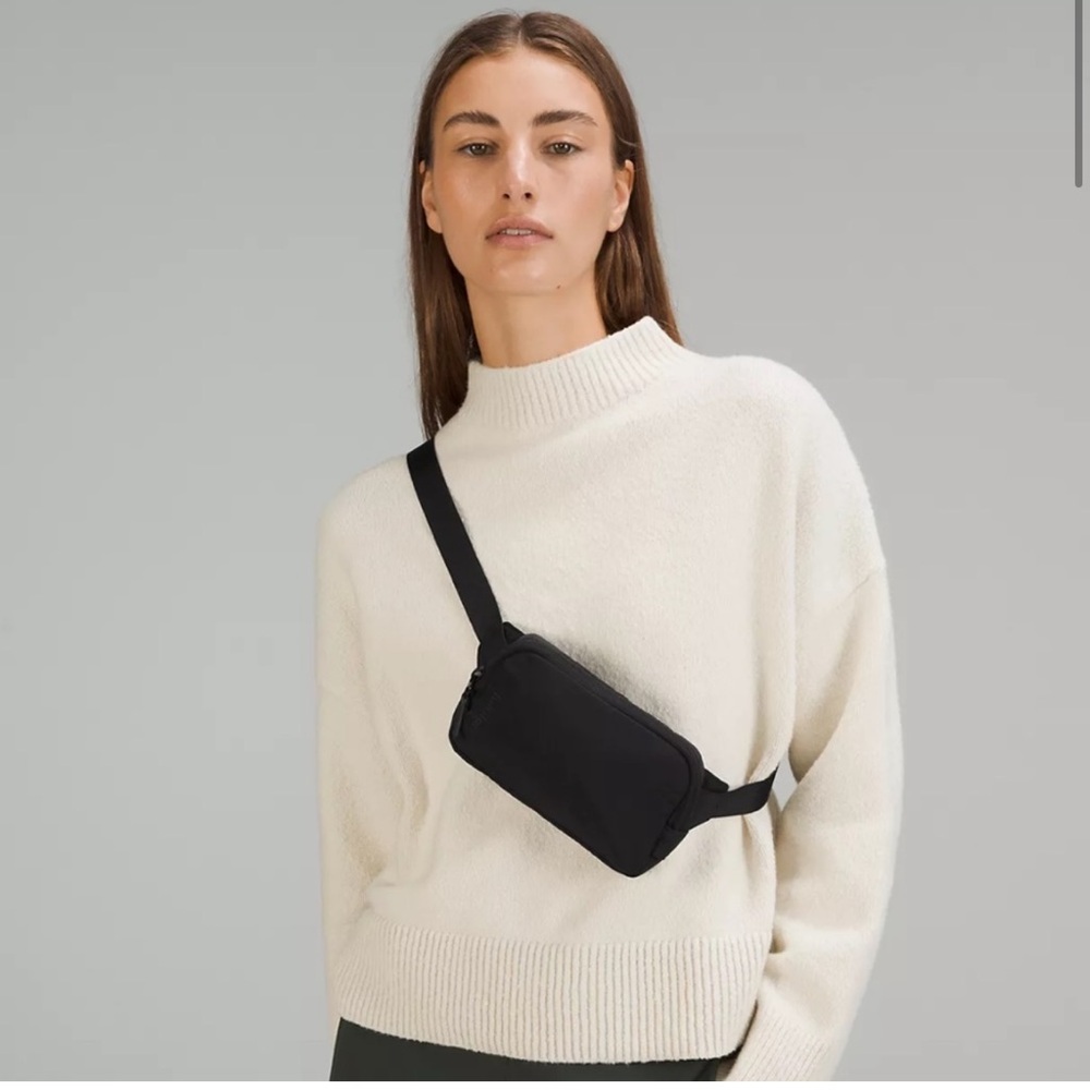 NWT Lululemon Mini Belt Bag in Black